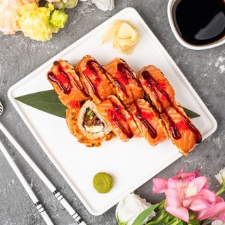 Подвійна філадельфія з лососем татакі та тогораші