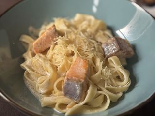 Паста з лососем та пармезаном (220g)