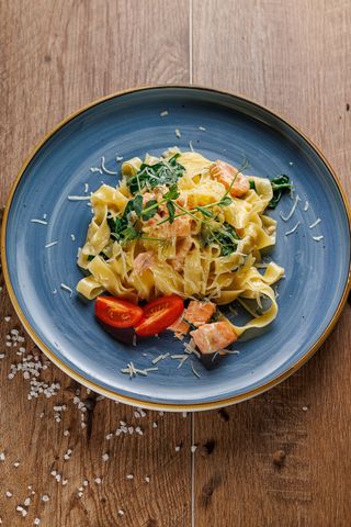 Фетучини с семгой и шпинатом (350г)