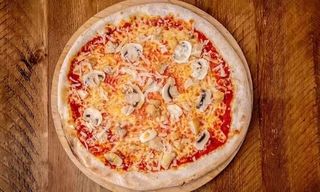 Pizza mixta del bosque y parmesano