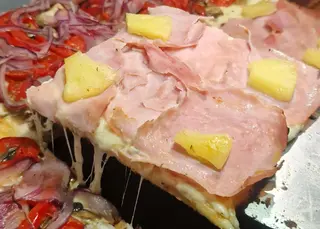 Pizza Hawaiana (Porción)