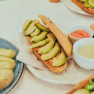 Tostada Con Aguacate Y 1 Bowl Exótico Con Base De Frutas