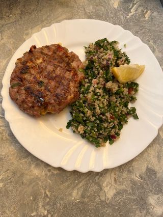 Гурменска плескавица с гарнитура