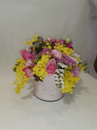 Flower box taglia S di fiori misti  con mimosa 