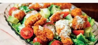 Ensalada de pollo crujiente y queso rallado