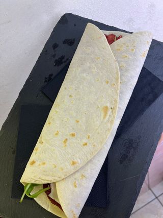 Piadina bresaola rucola e mozzarella