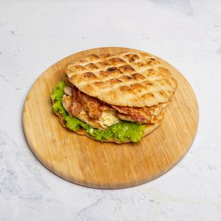 Veliki pileći file s pancetom u lepinji