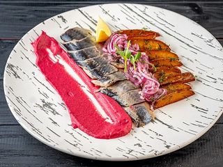 Оселедець з буряковим пюре (0.270/30 гр)