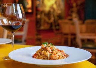 Fettuccine  con gambas con salsa de tomate y nata