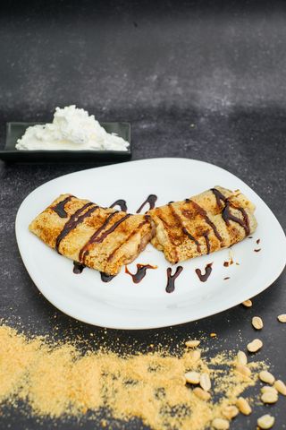 Palačinka sa belim kremom, kokosom i topingom od karamele