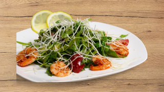 Руколла с креветками под фирменным соусом