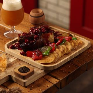 საქონლის ნეკნები ალუბლის სოუსში