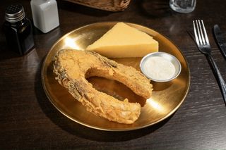 Crap prăjit cu mămăliguță și mujdei