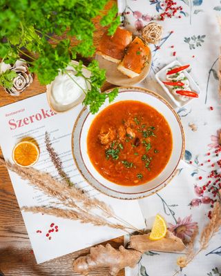 Barszcz ukraiński z domowymi pieczonymi pampuszkami