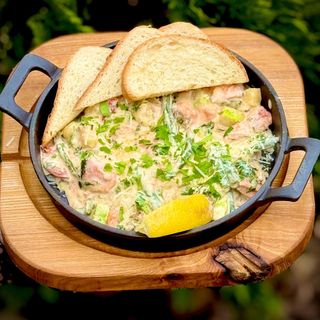 Пательня з лососем та овочами у вершковому соусі