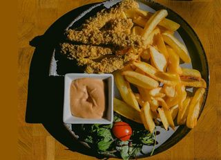 Pui crispy cu sos rosa si cartofi prăjiți