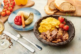 Pomana porcului cu mamaliguta si usturoi