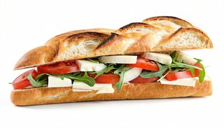 Panino pomodoro, mozzarella e insalata