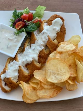 Gordon Bleu de pui cu sos gorgonzola și chipsuri de cartofi