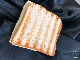 Sandwich toast cald cu sunca praga si cascaval