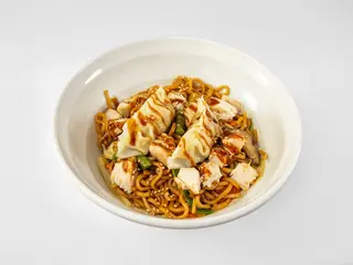 Yakisoba Pollo y Gyozas