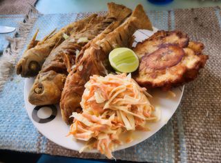 Bofe frito con tostones y arepa