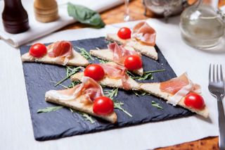 Bruschette cu prosciutto crudo si rucola
