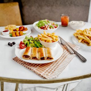 Sajgonki z frytkami u surówką 3 szt