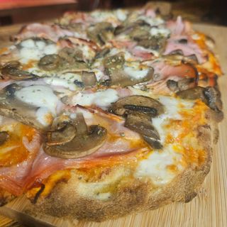 Pinsa Diego (30 cm. X 20 cm.)