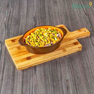 Cartofi prajiti cu carne de vită, sos chedar si ceapă verde