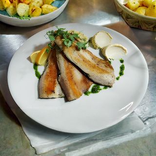 Fileti dimljene pastrmke sa kus-kusom i humusom