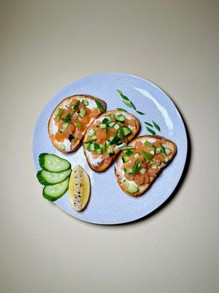 Брускета з лососем