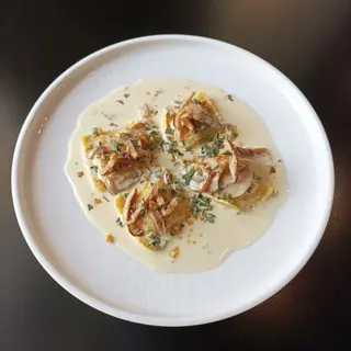 Raviolis de calabaza con setas shiitake y salsa champiñones con salvia