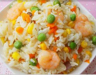 Riso con gamberi e piselli e mais