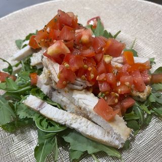 Rodaja De Pez Espada A La Plancha Con Rúcula Y Tomate Cherry