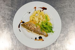 File brancina punjen kremom od  badema s njokama i sirom