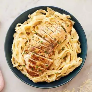 Fettuccine Alfredo w / Grilled Chicken