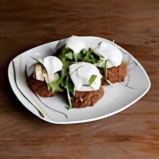 Falafeli sa humusom i sosom od jogurta