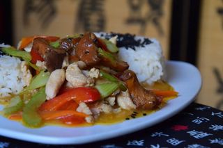 Kurczak z warzywami w sosie grzybowym