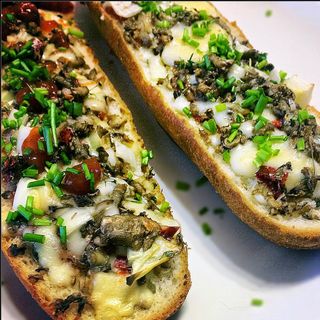 Zapiekanka z pieczarkami i serem 