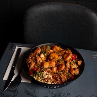 Wok De Pollo Con Langostinos Y Verduras Con Arroz
