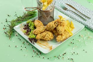 Aripioare picante cu cartofi prajiti