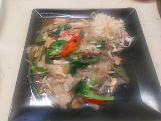 Makaron ryżowy z kurczakiem