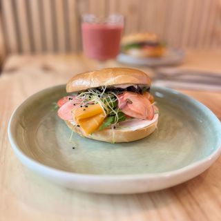 Bagel de salmón con queso crema veggie