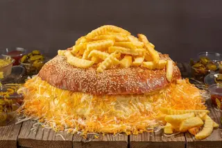 ხუთი ყველის ბურგერის ტორტი