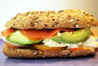 Bocadillo caliente de salmón con tahini y aguacate grande