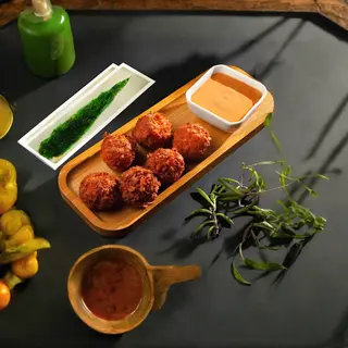 ქათმის ბურთები სოუსით/Chicken balls with sauce