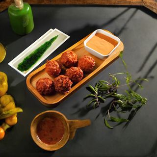 ქათმის ბურთები სოუსით/Chicken balls with sauce