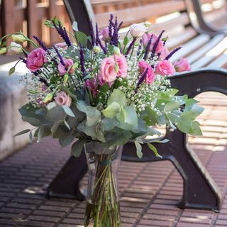 Ramo de lisianthus y lavanda