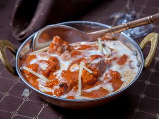 PUI IN SOS DE ROSII S UNT (Butter chicken)